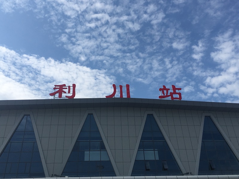 客運(yùn)車站進(jìn)、出站通道區(qū)有哪些靜態(tài)標(biāo)識(shí)？